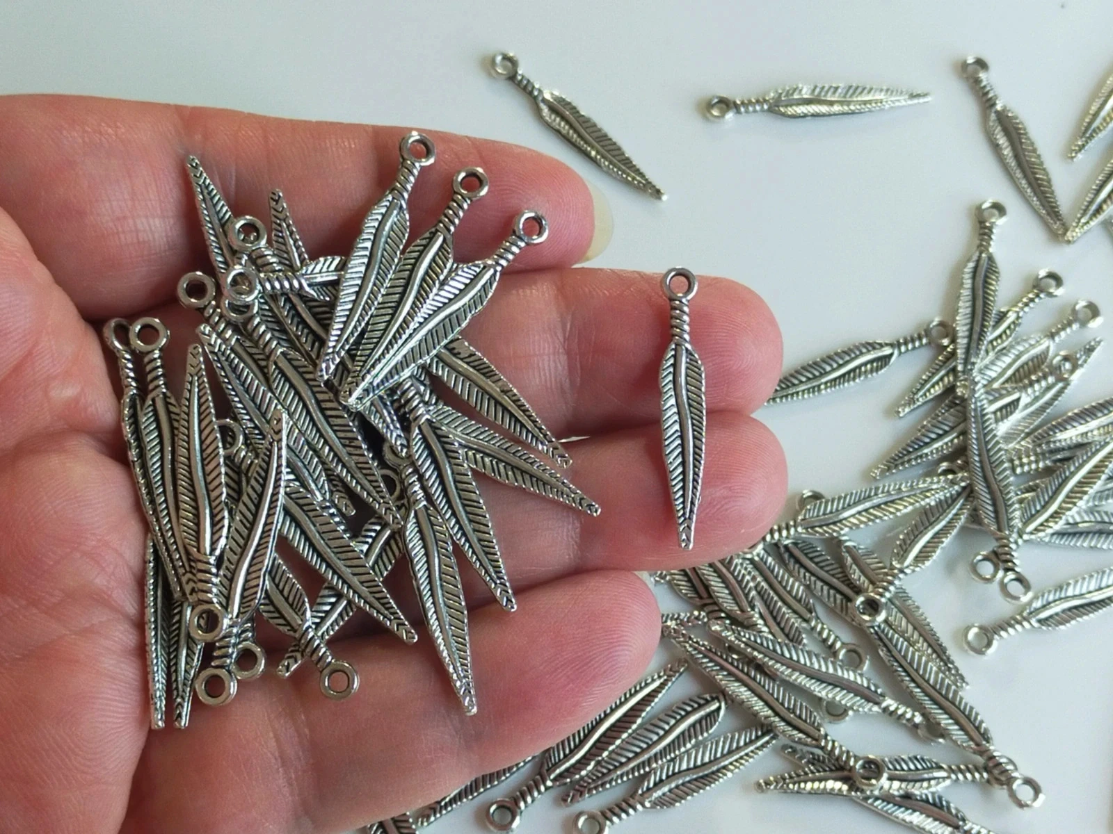 100 breloques charms plumes argentées 29mm en métal Lot n°6211 – photo 4